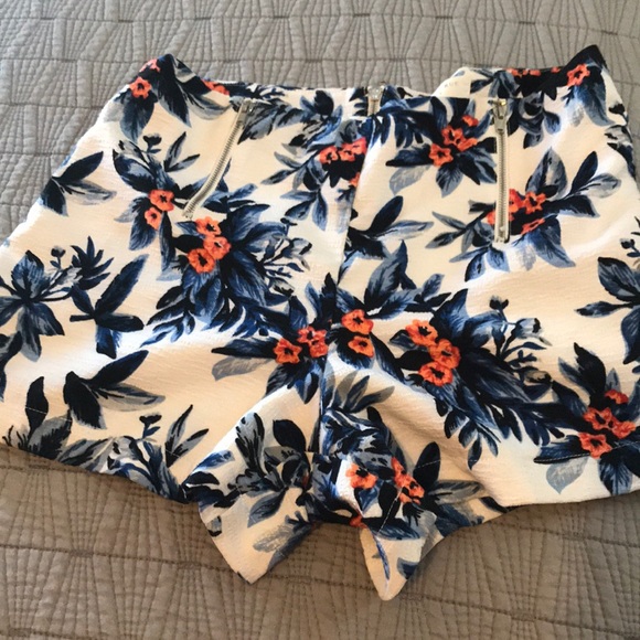 Floral shorts - Picture 2 of 3